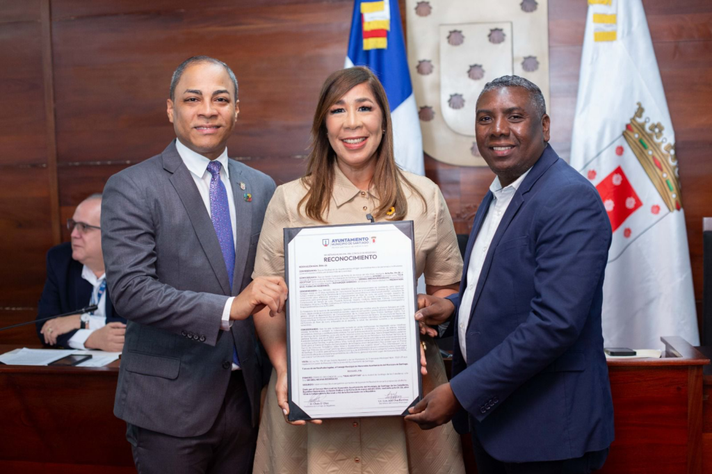 Entrega de reconocimiento en ceremonia oficial.
