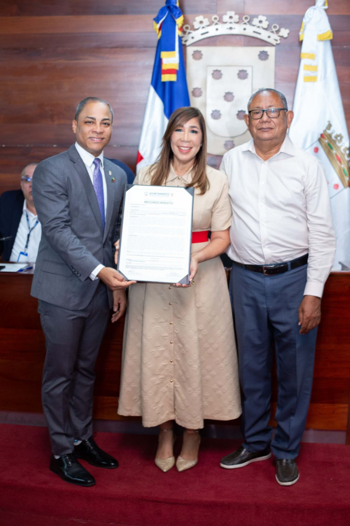 Entrega de reconocimiento oficial por tres personas
