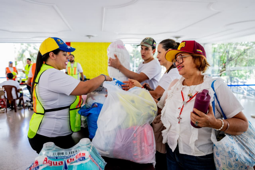 Voluntarios distribuyen ayuda en centro comunitario.