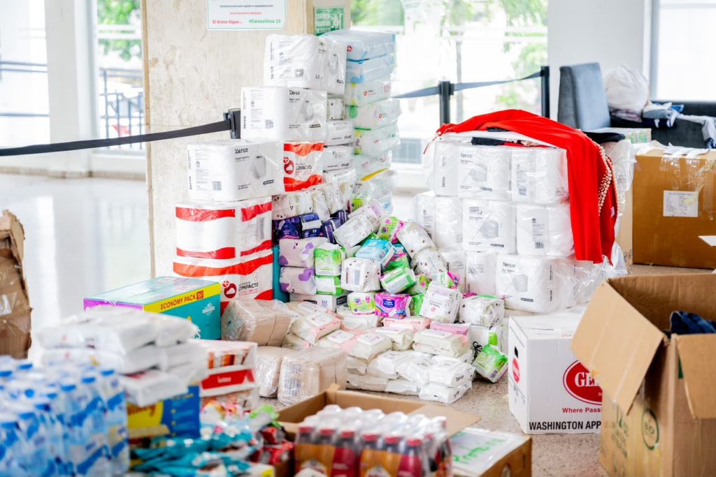 Artículos de higiene acumulados en cajas.