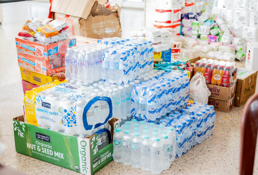 Productos de emergencia apilados en el suelo.