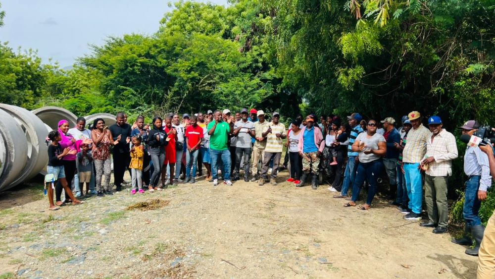 Grupo de personas reunidas al aire libre.