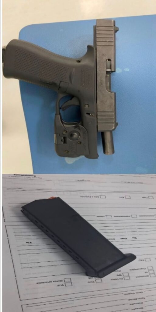 Pistola y cargador sobre una mesa.