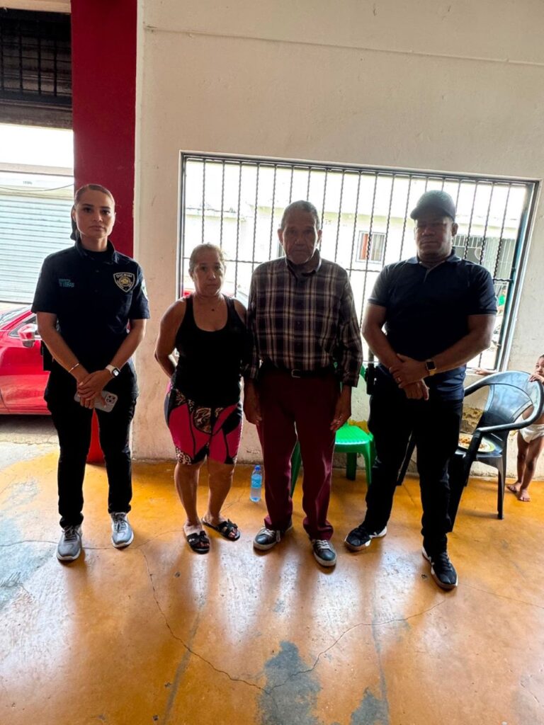 Cuatro personas posando en interior con ventanas abiertas.