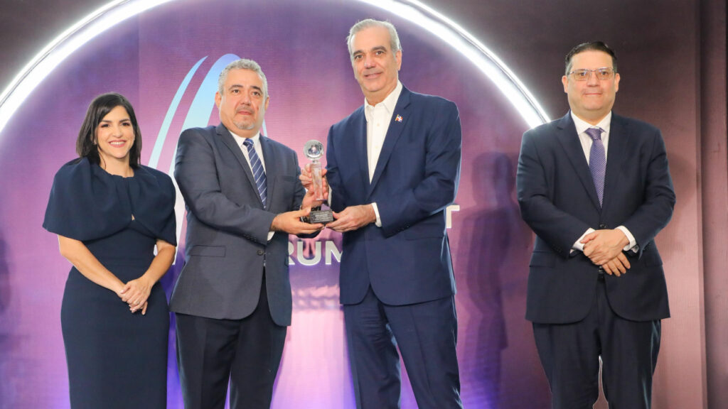 Personas recibiendo premio en ceremonia oficial