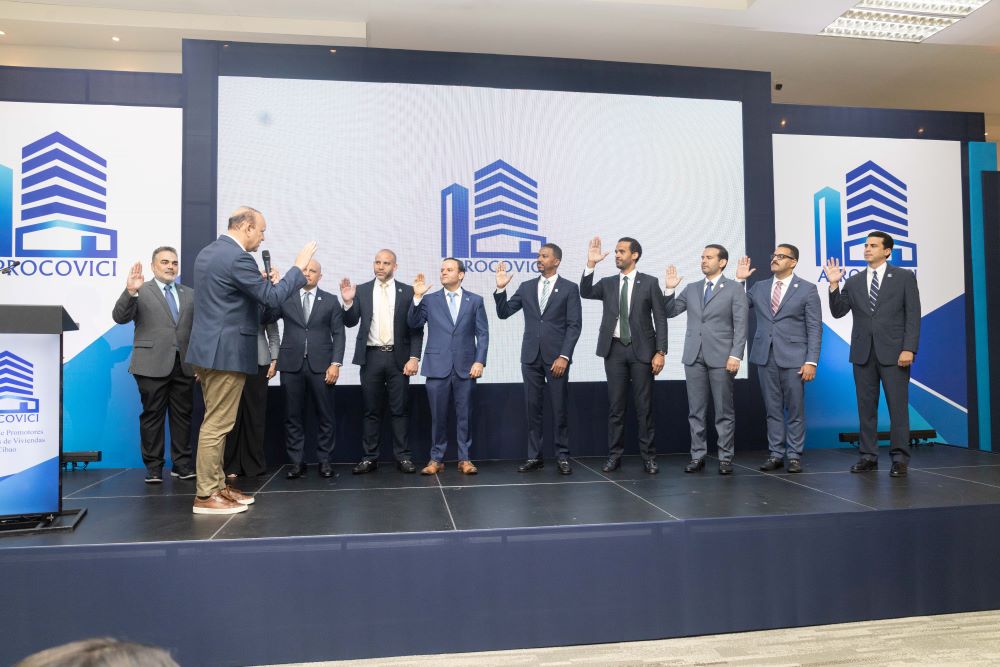 Ceremonia de juramento de dirigentes empresariales en auditorio.