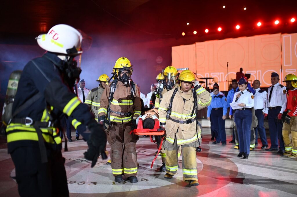 Bomberos realizando simulacro de rescate en interior