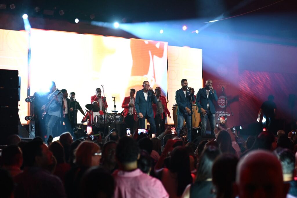 Concierto de música salsa en vivo con banda.