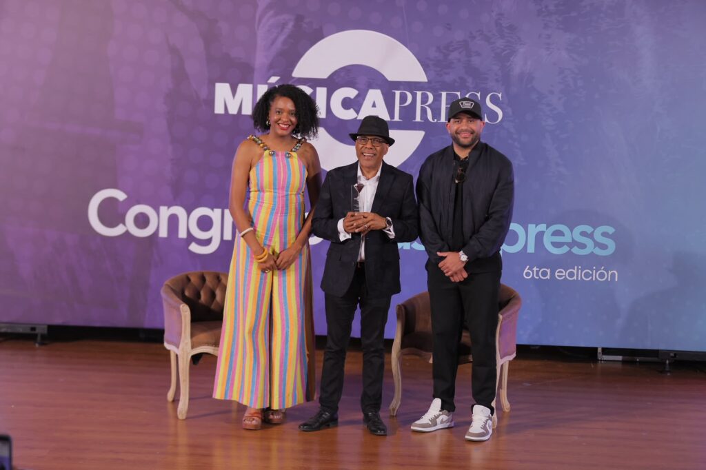 Conferencia de prensa de Música Press, tres personas posando.