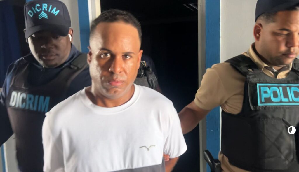 Detención de hombre por agentes de policía.