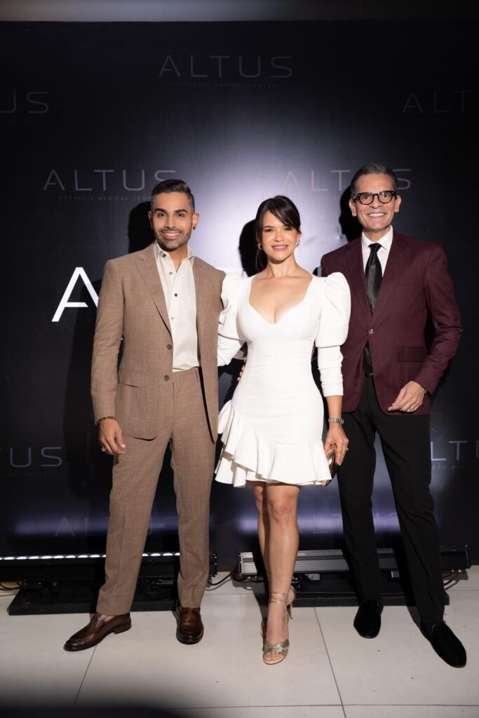 Personas posando en evento de Altus Aesthetic Medical Center.