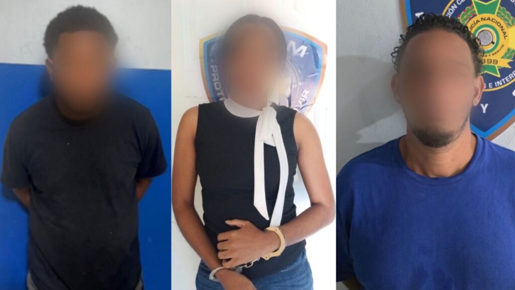 Tres personas posan con fondos policiales.