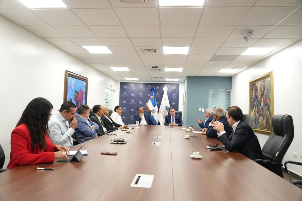 Reunión de ejecutivos en sala de juntas moderna.