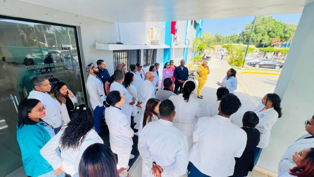 Grupo de médicos reunidos al aire libre.