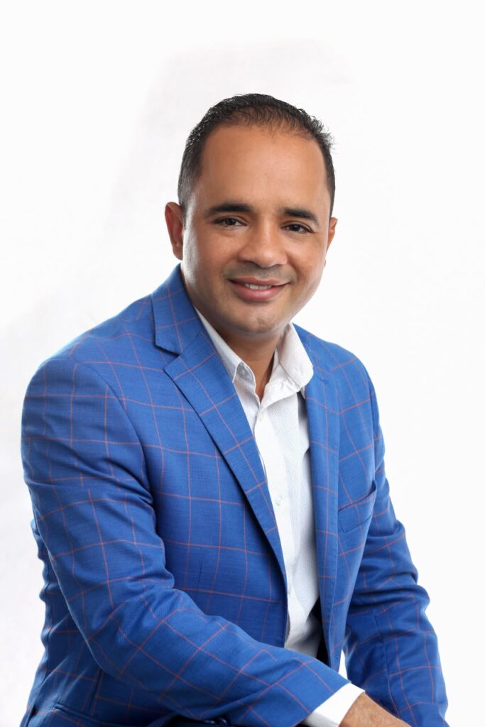 Hombre sonriente con traje azul.