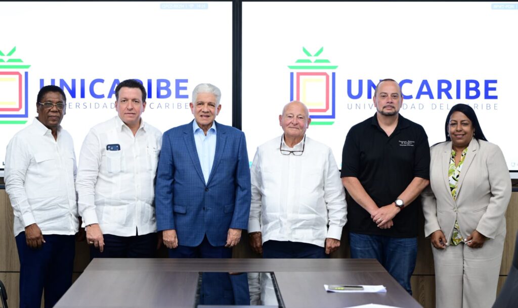 Grupo de personas en reunión en UNICARIBE.