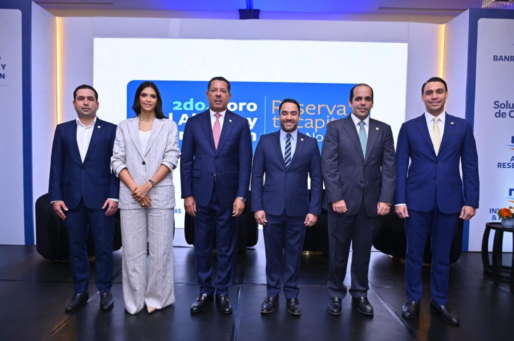 Grupo de personas en evento empresarial.