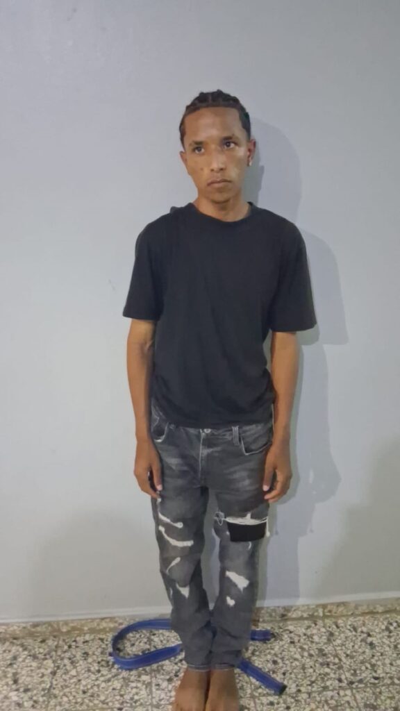 Hombre con camiseta negra y vaqueros desgastados