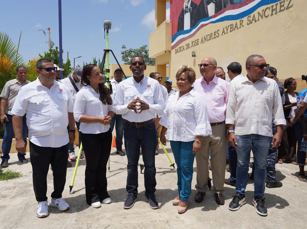 Grupo de personas en evento al aire libre.