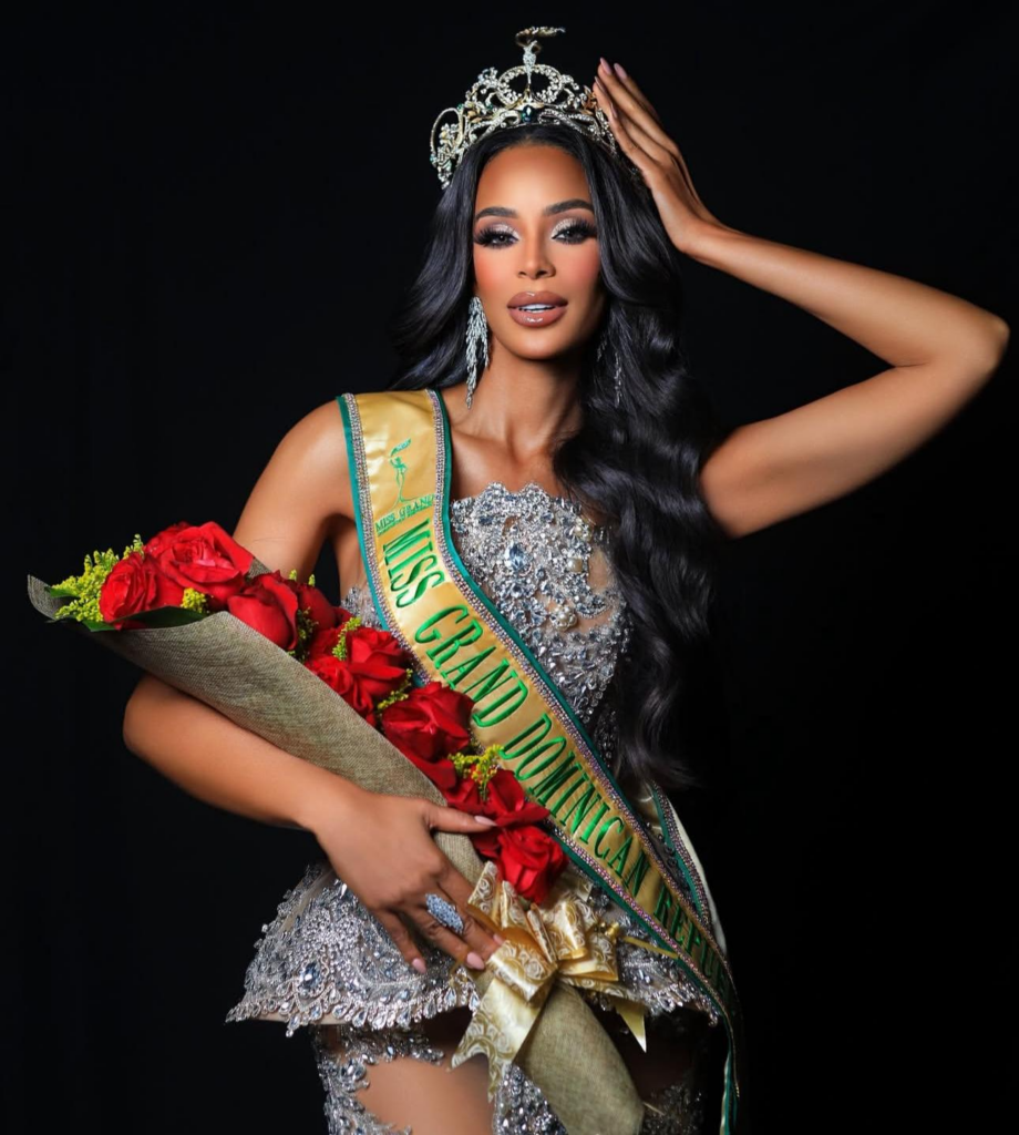 Ganadora con corona y flores en concurso belleza