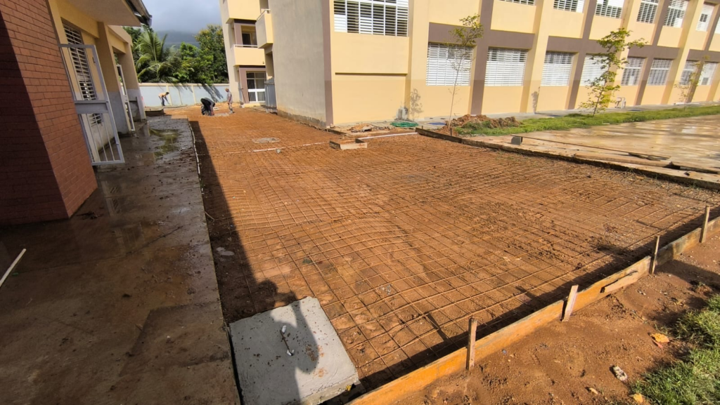 Preparación del suelo para construcción cerca de edificio.