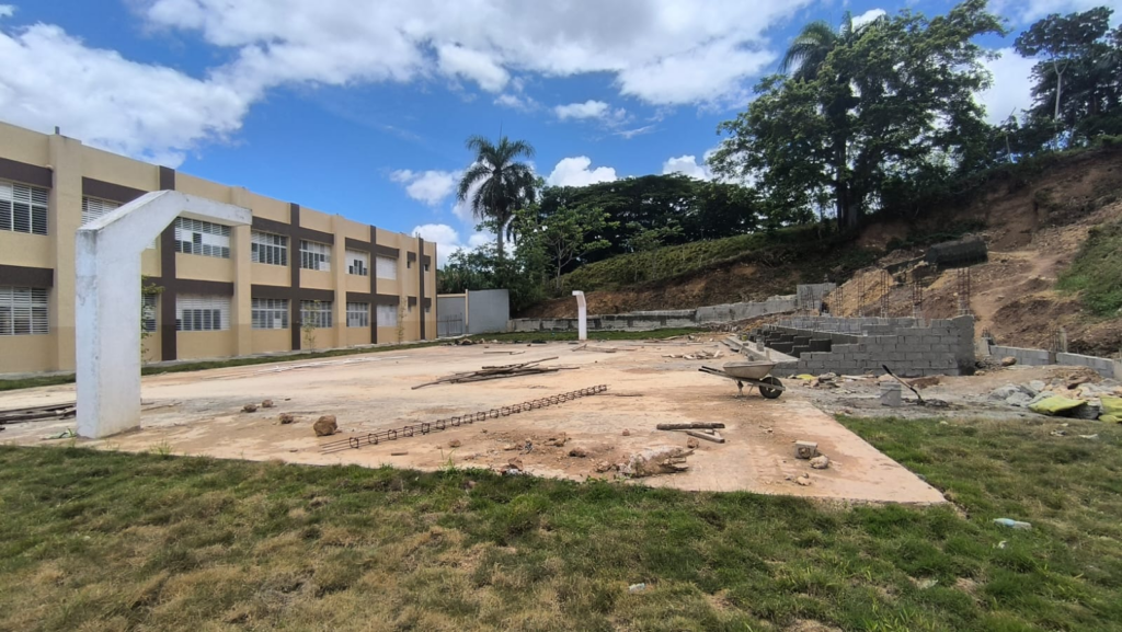 Obras de construcción junto a edificio escolar