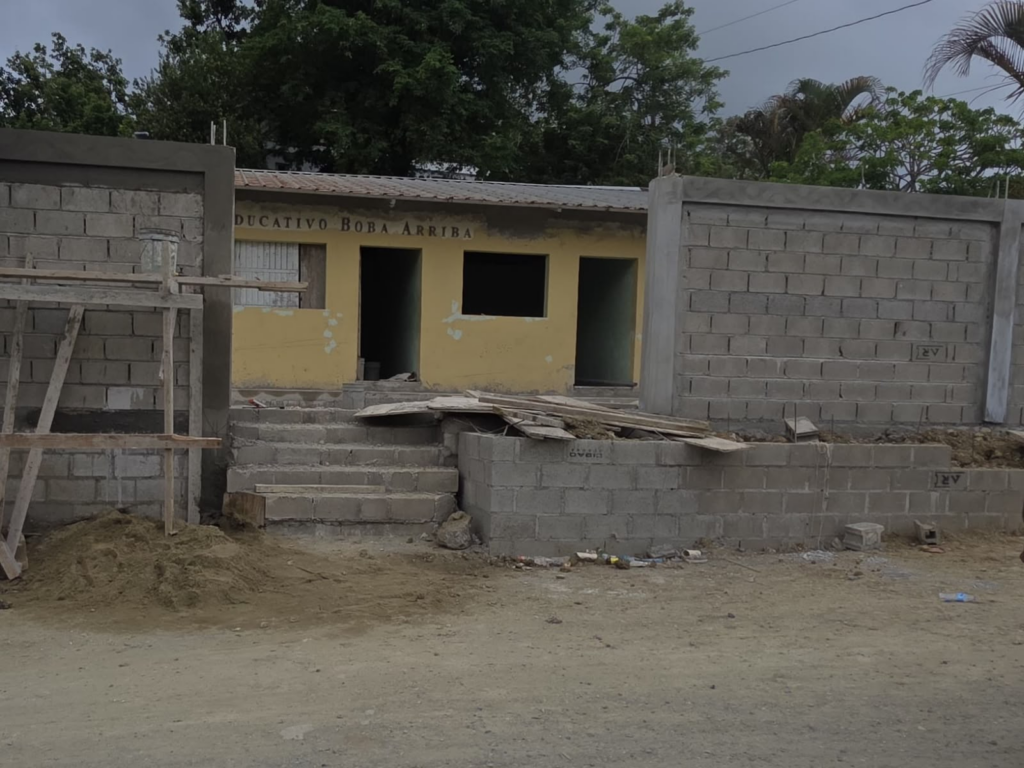 Construcción de escuela en progreso, paredes sin terminar.