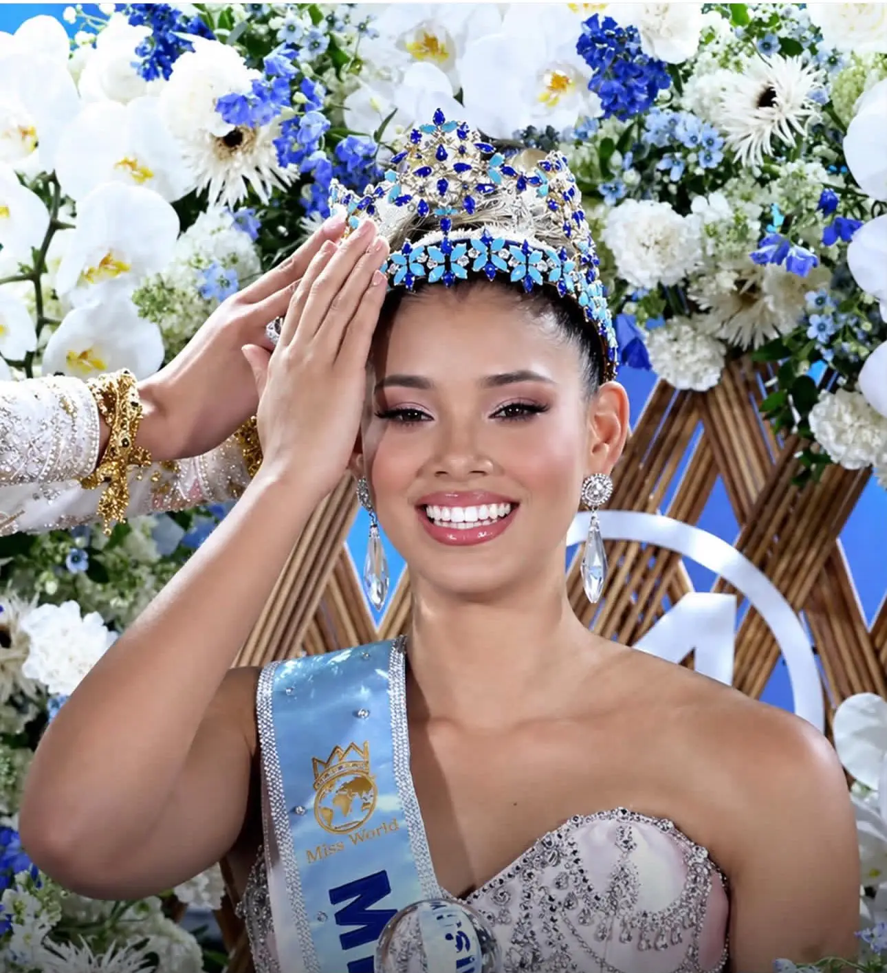 Dominicana Joheirry Mola es coronada Miss Mundo 2026